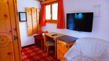 Economy Single Room, Mountain View | In-room safe, desk, laptop workspace, soundproofing