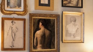 A bedroom with a bed, white pillows, and six framed artworks on the wall. - Palazzo Shedir - The Leading Hotels of the World (Rome)