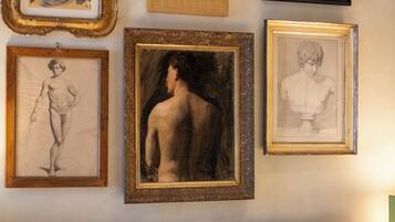 1 quarto, roupas de cama premium, frigobar (abastecido com itens grátis)