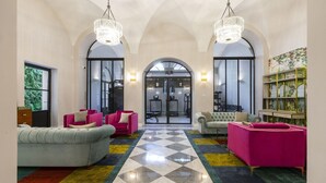 Un hall d’entrée spacieux avec un sol à carreaux, une salle de sport et une palette de couleurs vives.