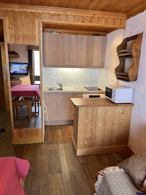 Kühlschrank, Mikrowelle, Ofen, Geschirrspüler