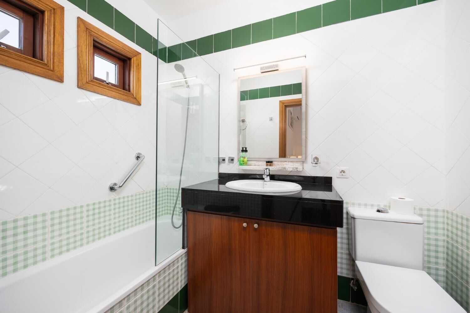 Une salle de bain équipée d’une baignoire, d  ’une douche, d’un lavabo et de toilettes.