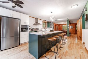 Jääkaappi, mikroaaltouuni, uuni, liesi