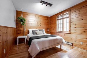 5 chambres, bureau, fer et planche à repasser, lit parapluie