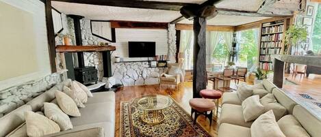 TV, fireplace, stereo