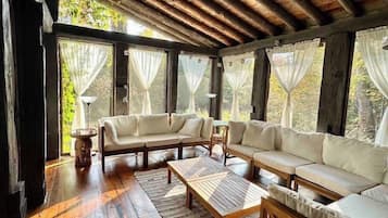Televisión, chimenea y estéreo