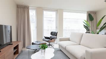 Deluxe Apartment, 2 Bedrooms, Kitchen, City View | Living area