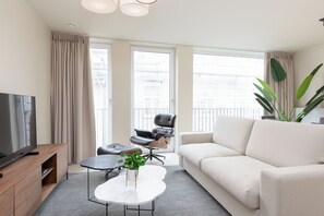 Departamento Deluxe, 2 habitaciones, cocina, vista a la ciudad | Área de sala de estar | Smart TV de 50 pulgadas con canales digitales 