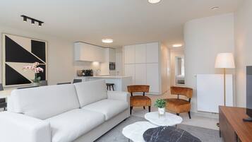 Deluxe appartement, 2 slaapkamers, keuken, uitzicht op stad | Woonruimte | Een 50-inch smart-tv met digitale zenders
