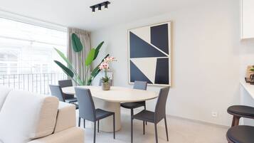 Deluxe appartement, 2 slaapkamers, keuken, uitzicht op stad | Dineren in de kamer