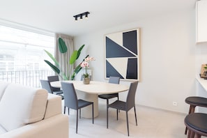 Deluxe-Apartment, 2 Schlafzimmer, Küche, Stadtblick | Essbereich im Zimmer