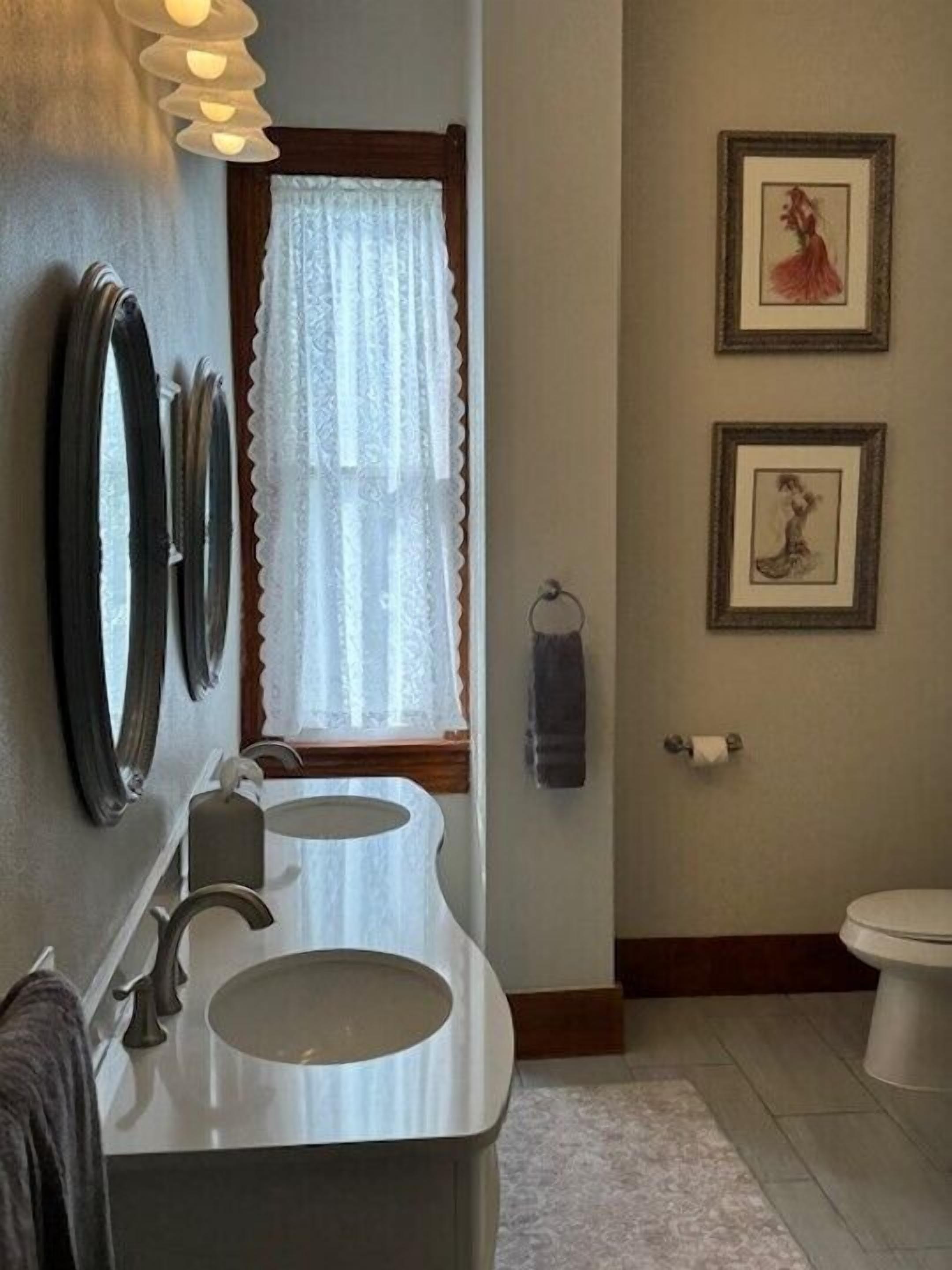 Habitación individual Grand | Baño | Ducha, cabezal de ducha con hidromasaje, secador de pelo y toallas