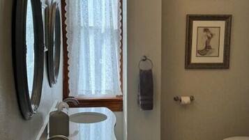 Habitación individual Grand | Baño | Ducha, cabezal de ducha con hidromasaje, secador de pelo y toallas