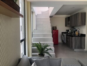 Apartamento executivo | Cozinha privada | Geladeira grande, micro-ondas, fogão, liquidificador