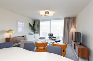Apartamento Deluxe, 2 habitaciones, balcón, vistas a la ciudad | Zona de estar | Smart TV de 43 pulgadas con canales digitales