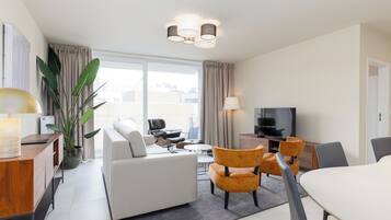 Deluxe appartement, 2 slaapkamers, balkon, uitzicht op de stad | Woonruimte | Een 43-inch smart-tv met digitale zenders