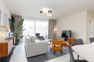 Apartamento Deluxe, 2 habitaciones, balcón, vistas a la ciudad | Zona de estar | Smart TV de 43 pulgadas con canales digitales