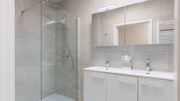 Deluxe appartement, 2 slaapkamers, balkon, uitzicht op de stad | Badkamer