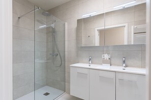 Apartamento Deluxe, 2 habitaciones, balcón, vistas a la ciudad | Baño