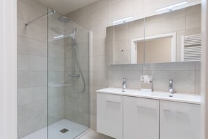 Apartamento Deluxe, 2 habitaciones, balcón, vistas a la ciudad | Baño