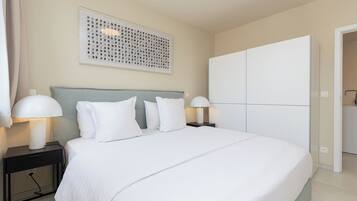 Deluxe appartement, 2 slaapkamers, balkon, uitzicht op de stad | 2 slaapkamers, luxe beddengoed, een laptopwerkplek, gratis wifi