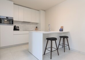 Refrigerador con freezer, microondas, horno, placa de cocina