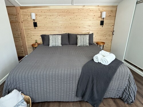 Zen Den - jetted tub, massage chair, home theater, EV charger, King bed, parking