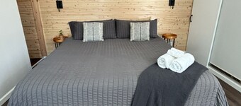 Zen Den - jetted tub, massage chair, home theater, EV charger, King bed, parking