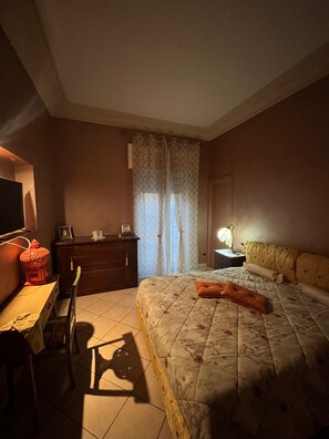 A bedroom with a bed, a desk, a chair, a wardrobe, and a television. - Specter Guesthouse (Nettuno)