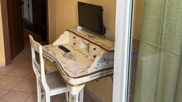 Basic Single Room | Desk, laptop workspace, free WiFi