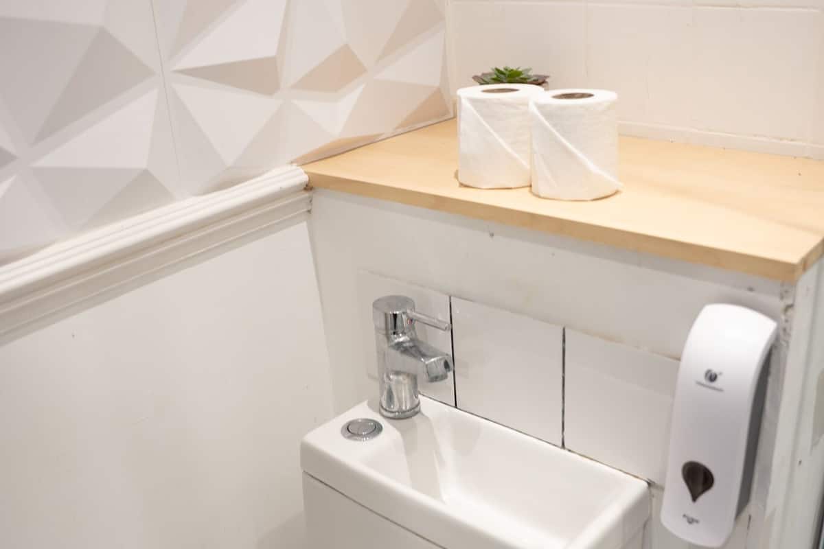 Basic Double Room, Shared Bathroom | Bathroom