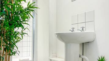 Deluxe-sviitti, kylpyhuone makuuhuoneen yhteydessä | Kylpyhuone | Ilmaiset hygieniatuotteet, hiustenkuivaaja, pyyhkeet, saippua