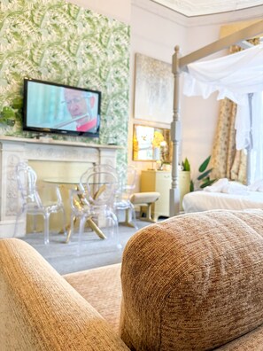 Egyptian cotton sheets, premium bedding, memory-foam beds - The X Hotel (Hove)