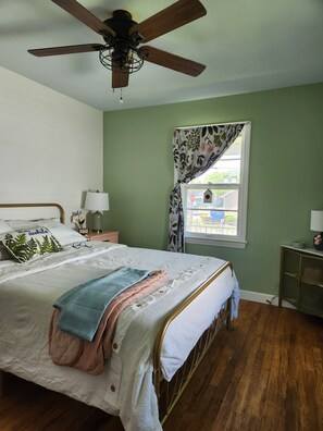 3 slaapkamers, een strijkplank/strijkijzer, wifi, beddengoed