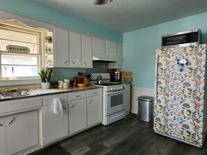 Een koelkast, een magnetron, een oven, een kookplaat