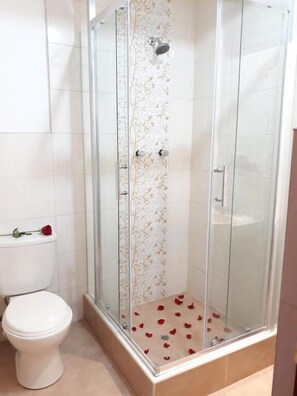 Standard Double Room | Bathroom | Shower, free toiletries, towels - PUMA'S CUSCO HOTEL (Cusco)