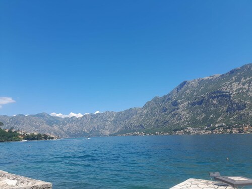 Beach Edge, 4-bed House in Muo Kotor