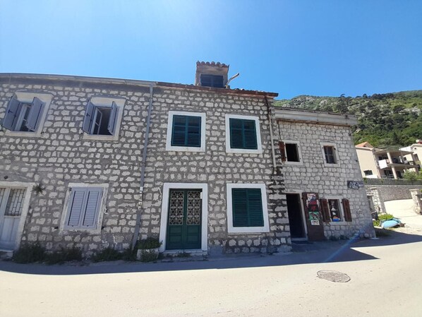 House | Exterior - Beach Edge, 4-bed House in Muo Kotor (Kotor)