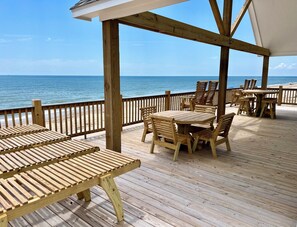 Outdoor dining - BEACHFRONT-HOTTUB- 5br-4ba, amazing deck, grill & chill, hoops, kids’ loft, pets (Gilchrist)