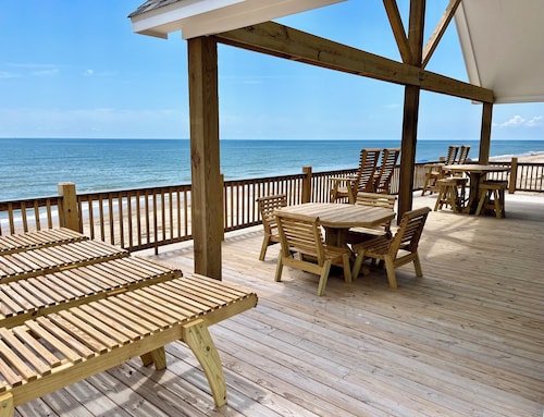 BEACHFRONT-HOTTUB- 5br-4ba, amazing deck, grill & chill, hoops, kids’ loft, pets