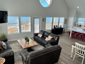 Smart TV, table football - BEACHFRONT-HOTTUB- 5br-4ba, amazing deck, grill & chill, hoops, kids’ loft, pets (Gilchrist)