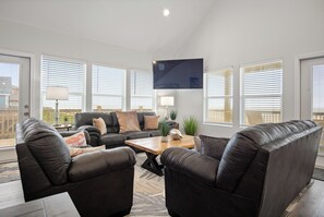 Smart TV, table football - BEACHFRONT-HOTTUB- 5br-4ba, amazing deck, grill & chill, hoops, kids’ loft, pets (Gilchrist)