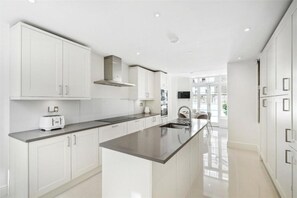 Private kitchen - 4 bedroom home by Buckingham Palace (London)