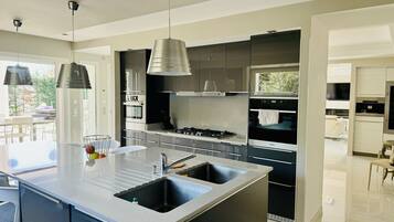 Een koelkast, een microgolfoven, een oven, een kookplaat