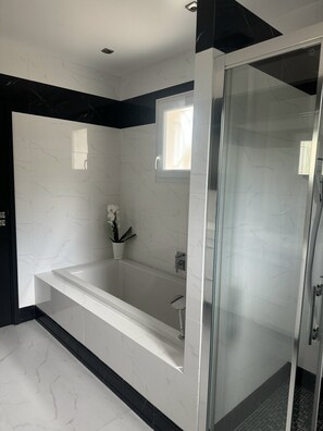 Regadera, secadora de cabello, toallas, papel de baño