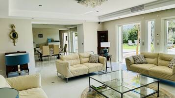 Smart-tv, een dvd-speler, een tafeltennistafel en boeken