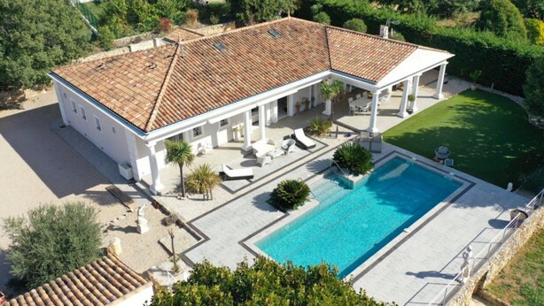 A large house with a swimming pool, white columns, and a covered patio area. - Villa Monte-christo - Propriété D'exception au Coeur de la Cote D'azur (Saint-Cézaire-sur-Siagne)