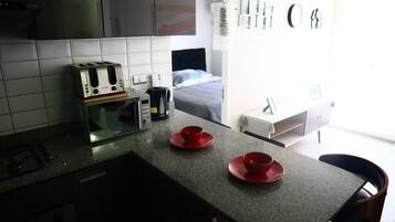 Apartemen | Dapur pribadi | Lemari es besar dan peralatan masak/sendok-piring