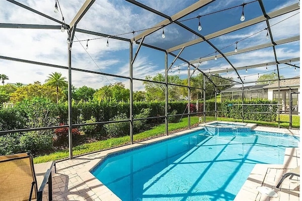Private South-facing Pool and Spa- FREE HEAT!