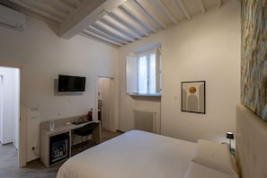 Chambre Supérieure, 1 grand lit, climatisation, rez-de-chaussée | Télévision
